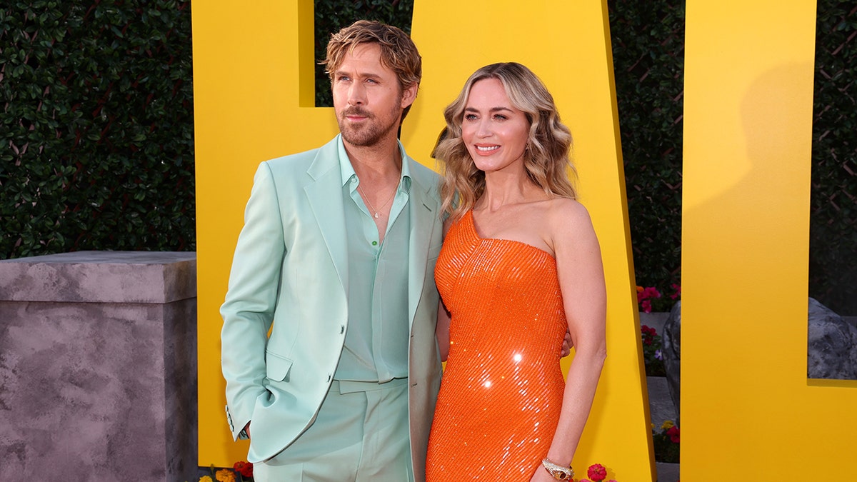 Ryan Gosling and Emily Blunt posing together