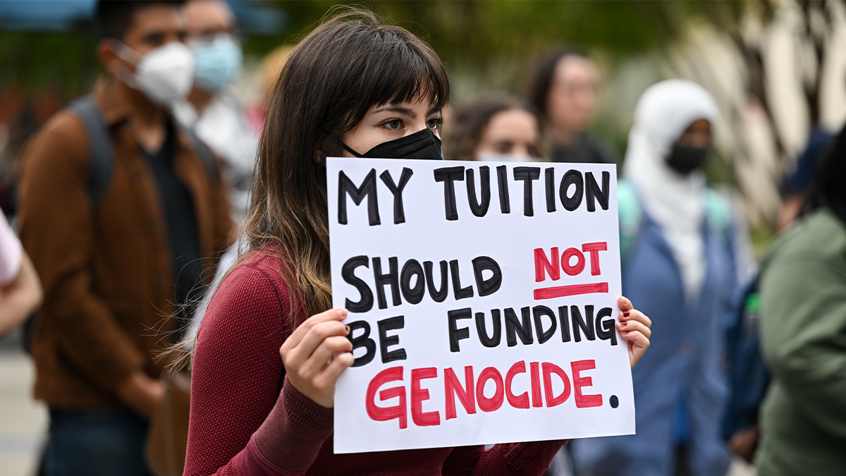 Estudantes da San Jose State University (SJSU) estão reunidos no Pátio da União Estudantil da Universidade, para protestar contra os ataques israelenses a Gaza, em San Jose, Califórnia, Estados Unidos, em 24 de abril de 2024.