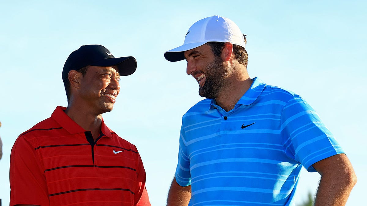 Scottie Scheffler poses with Tiger Woods