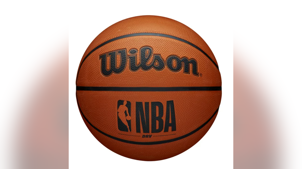 Consigue tu propio balón de baloncesto de la NBA para practicar. 