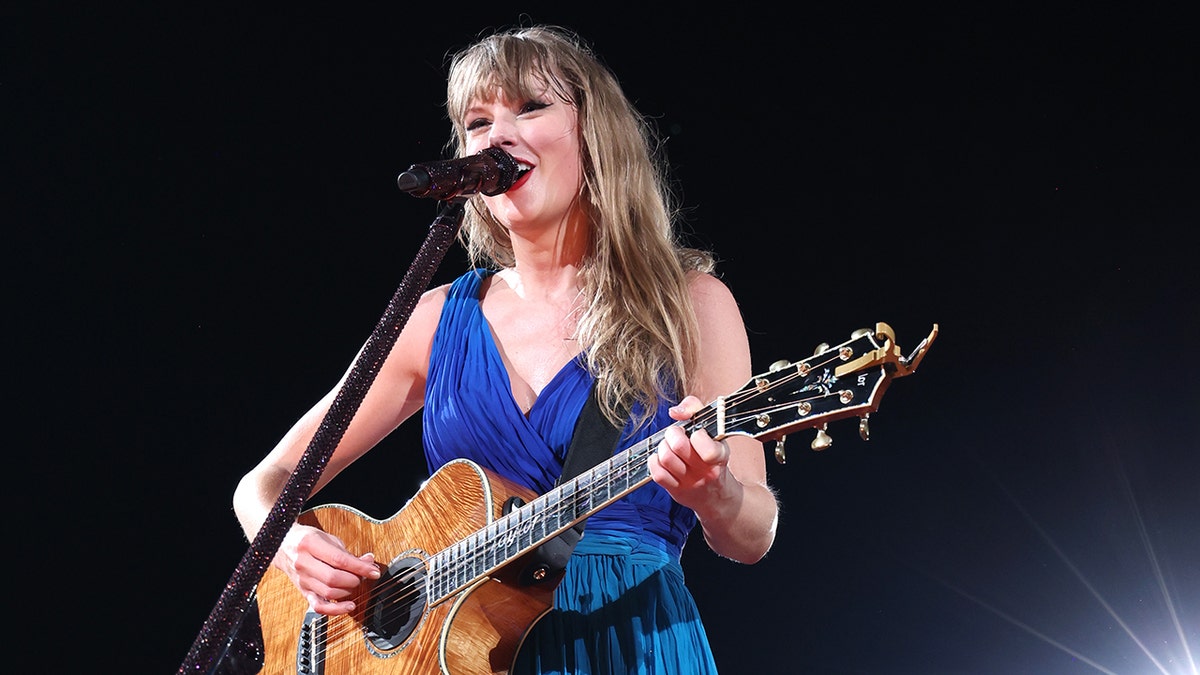 Taylor Swift wears a blue dress on tour