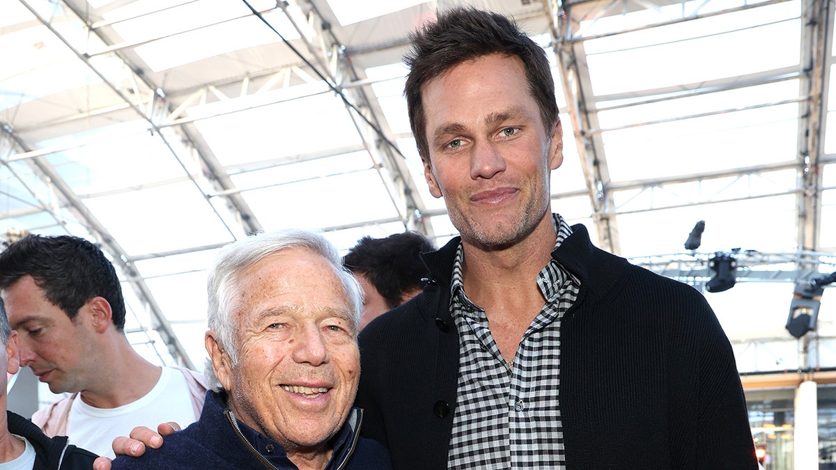 Tom Brady Appears Angry With Jeff Ross' Robert Kraft Joke During ...