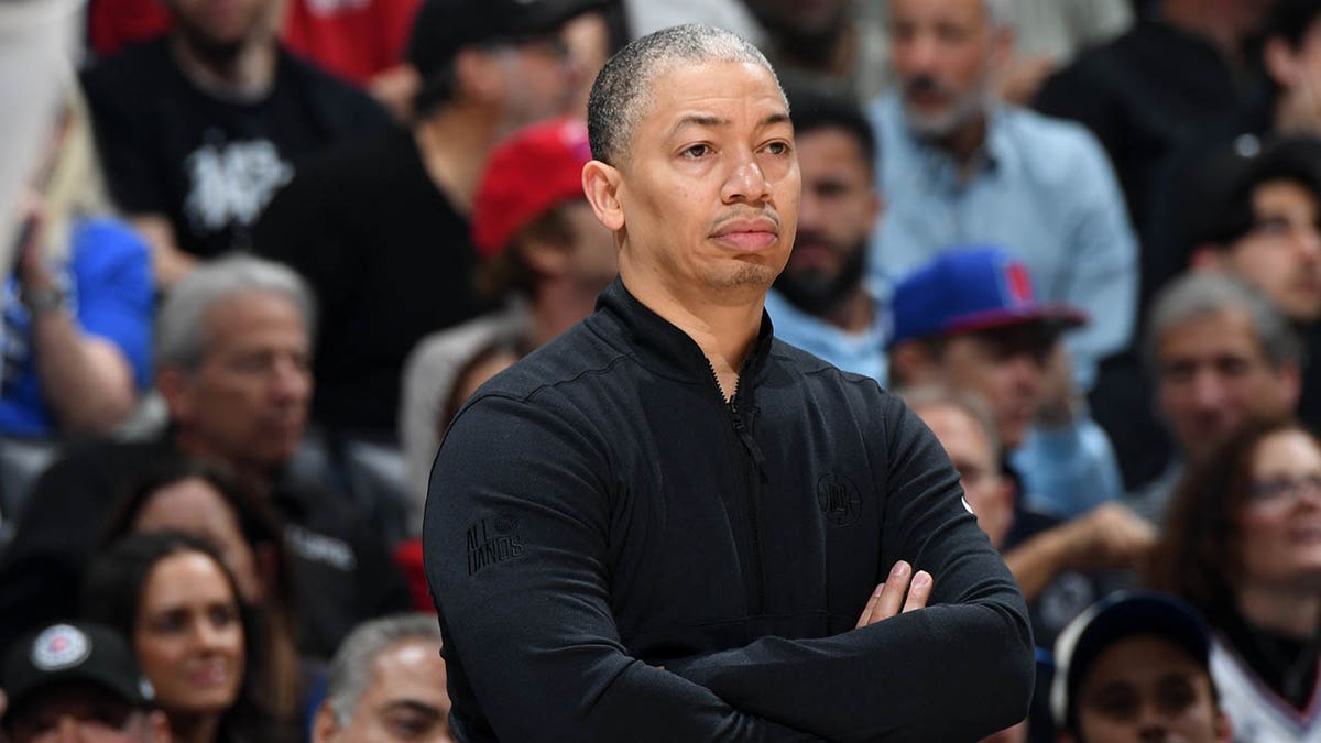 Tyronn Lue coaches a Clippers game