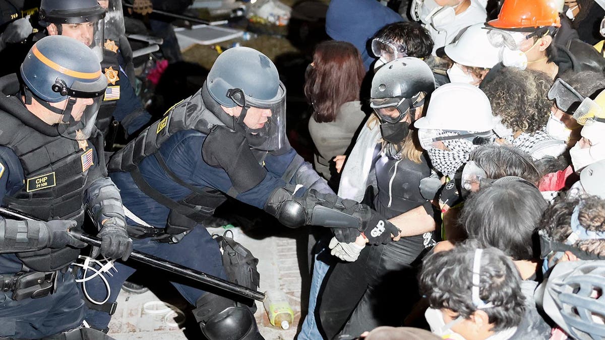 Enfrentamiento entre agentes y manifestantes propalestinos