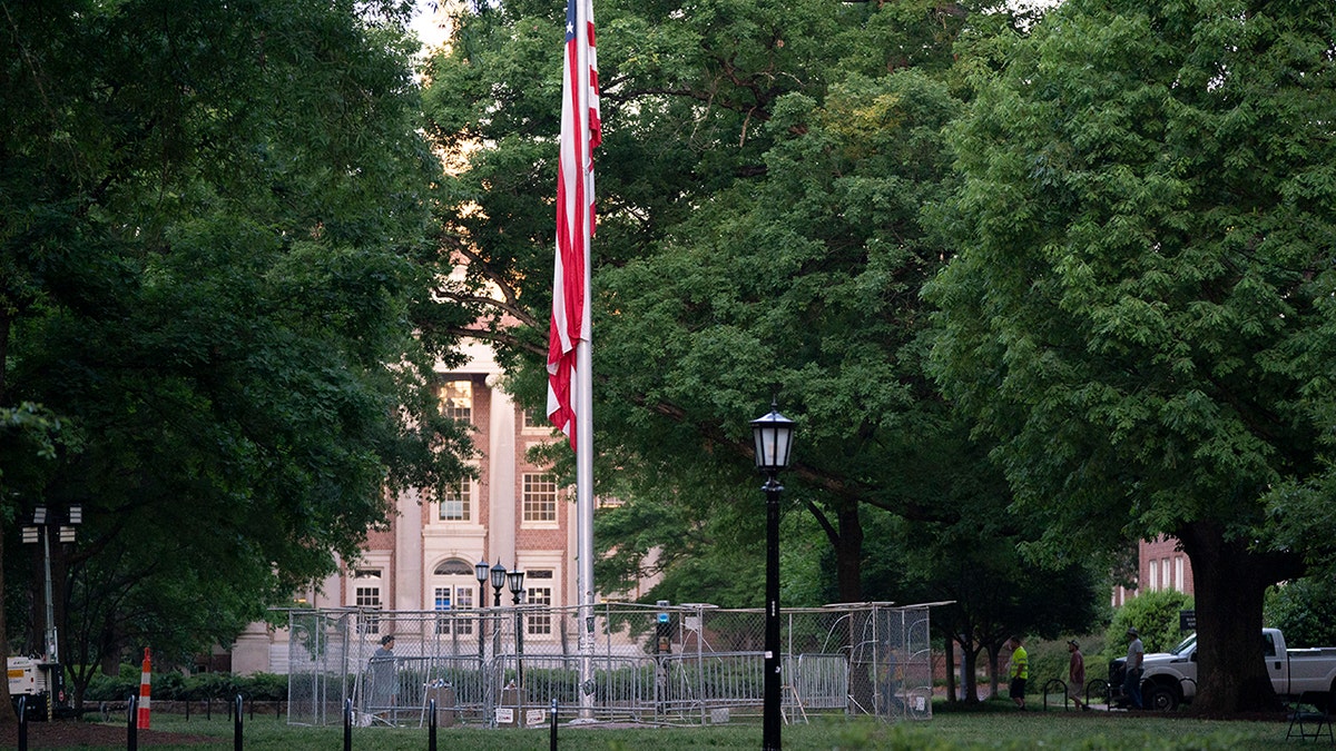 Bandera estadounidense en el campus de la UNC
