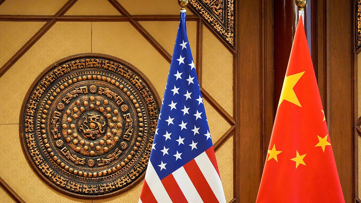 Banderas de Estados Unidos y China