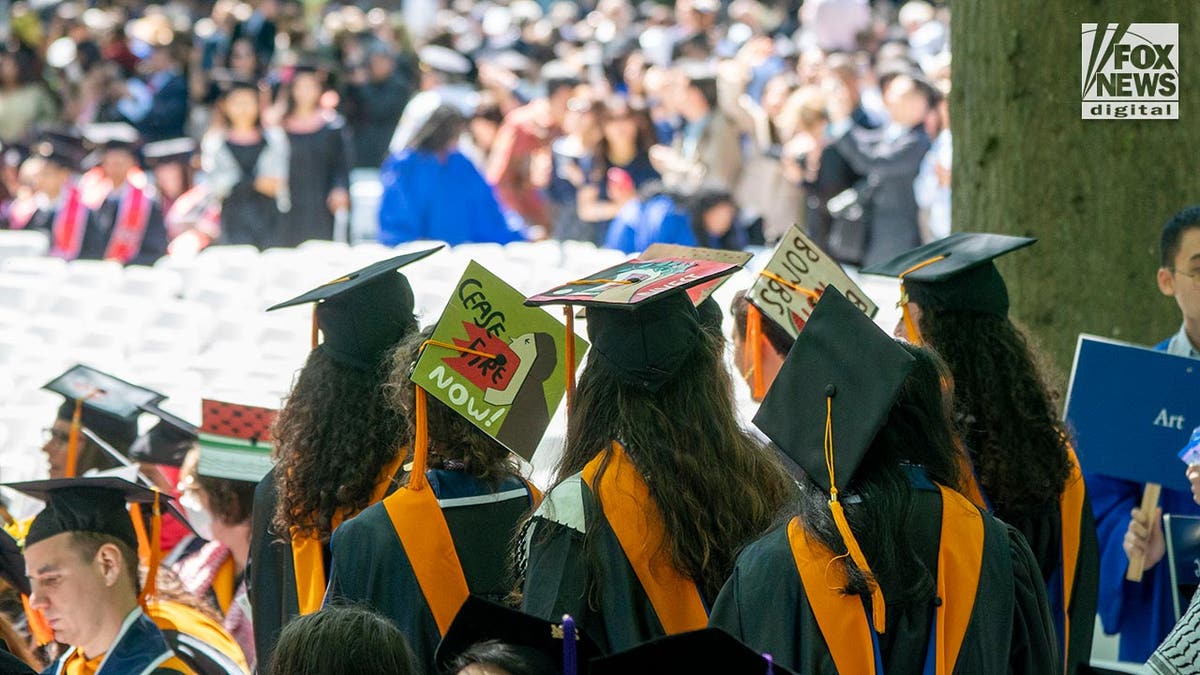 Graduados de Yale protestan contra la guerra entre Hamás e Israel con carteles pintados en sus gorras