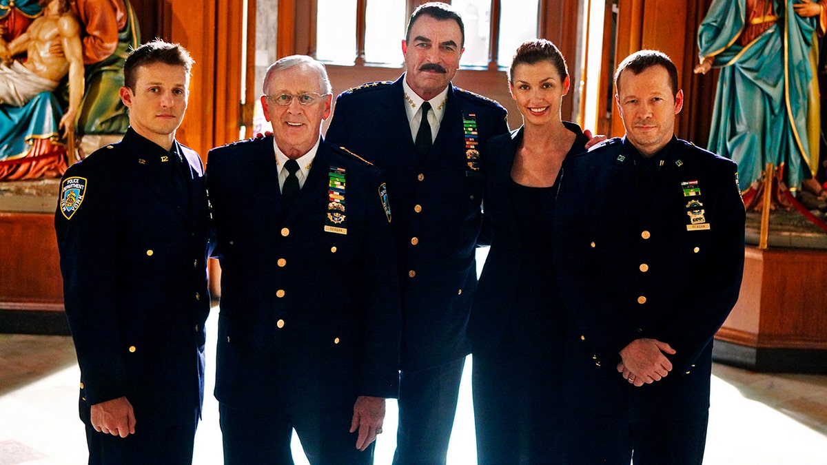 Blue Bloods droeg een uniform terwijl ze op de set waren.