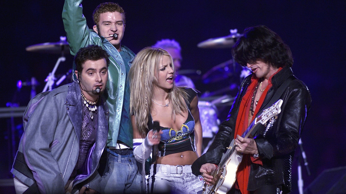 Britney Spears y Nsync en el escenario de la Superbowl con Aerosmith