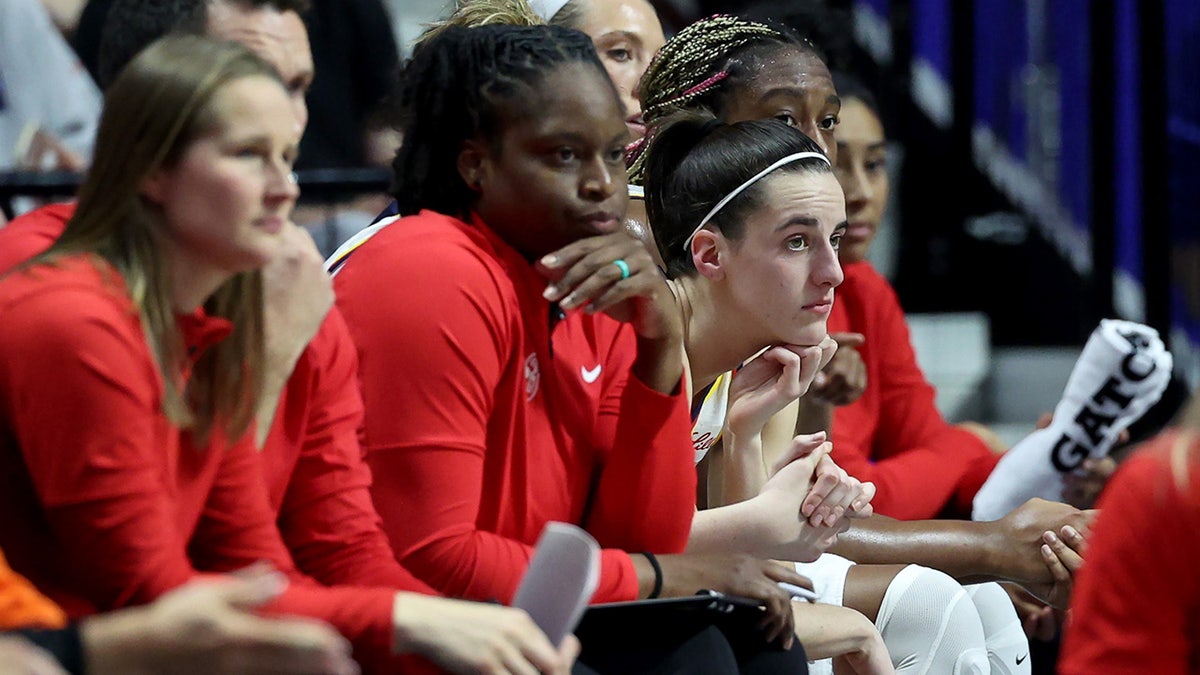 Caitlin Clark yedek kulübesinde oturuyor