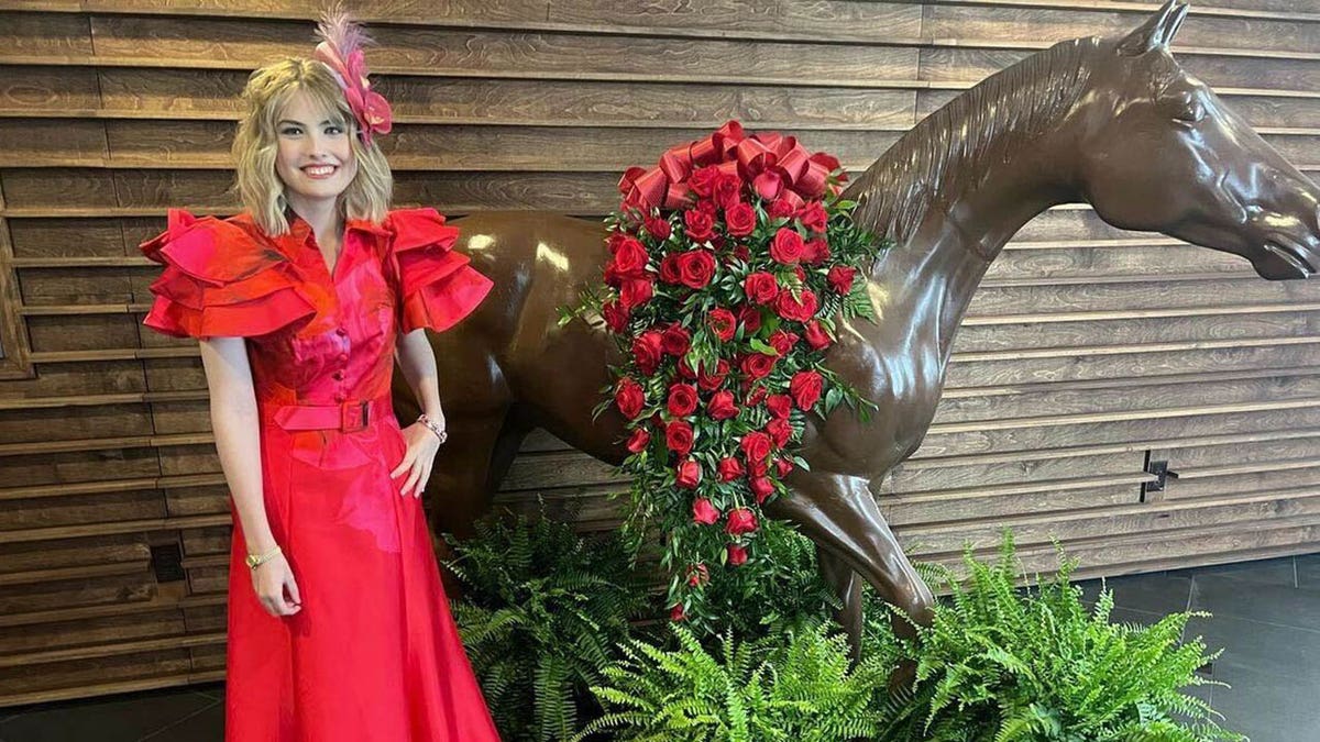 La hija de Anna Nicole Smith, Dannielynn, viste un vestido inspirado en un superhéroe para el Derby de Kentucky
