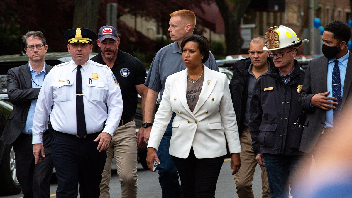 Muriel Bowser with a <a href='https://greentvdrama.com/news/lakki-marwat-terrorist-attack-dsp-constable-embrace-martyrdom' target='_blank'>police</a> chief” width=”1200″ height=”675″/></source></source></source></source></picture></div>
<div class=