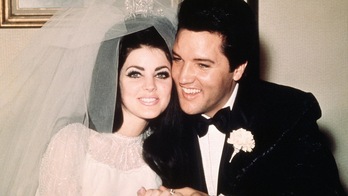 Elvis y Priscilla Presley el día de su boda.