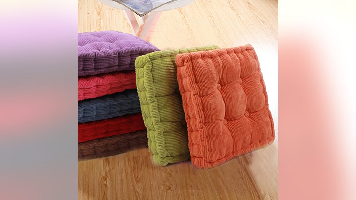 Experimente almofadas para adicionar cor e conforto.