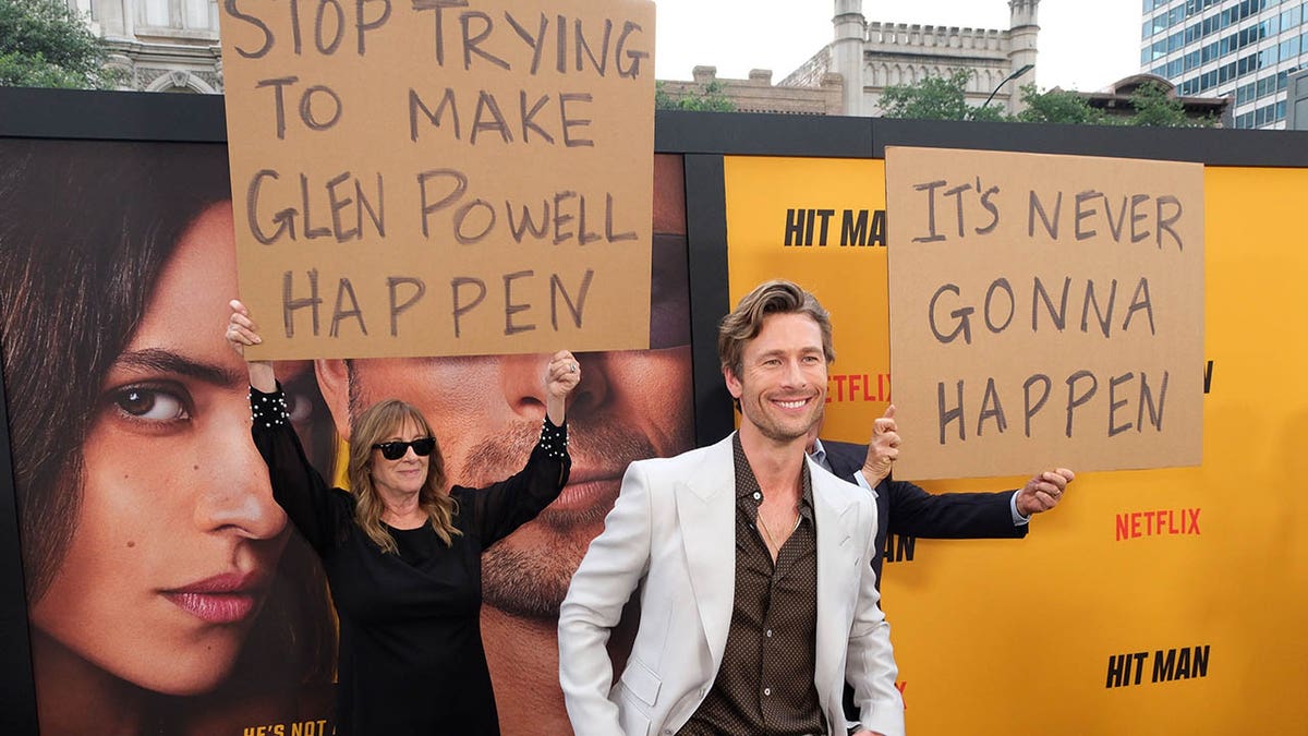 glen powell y sus padres en el estreno de la película