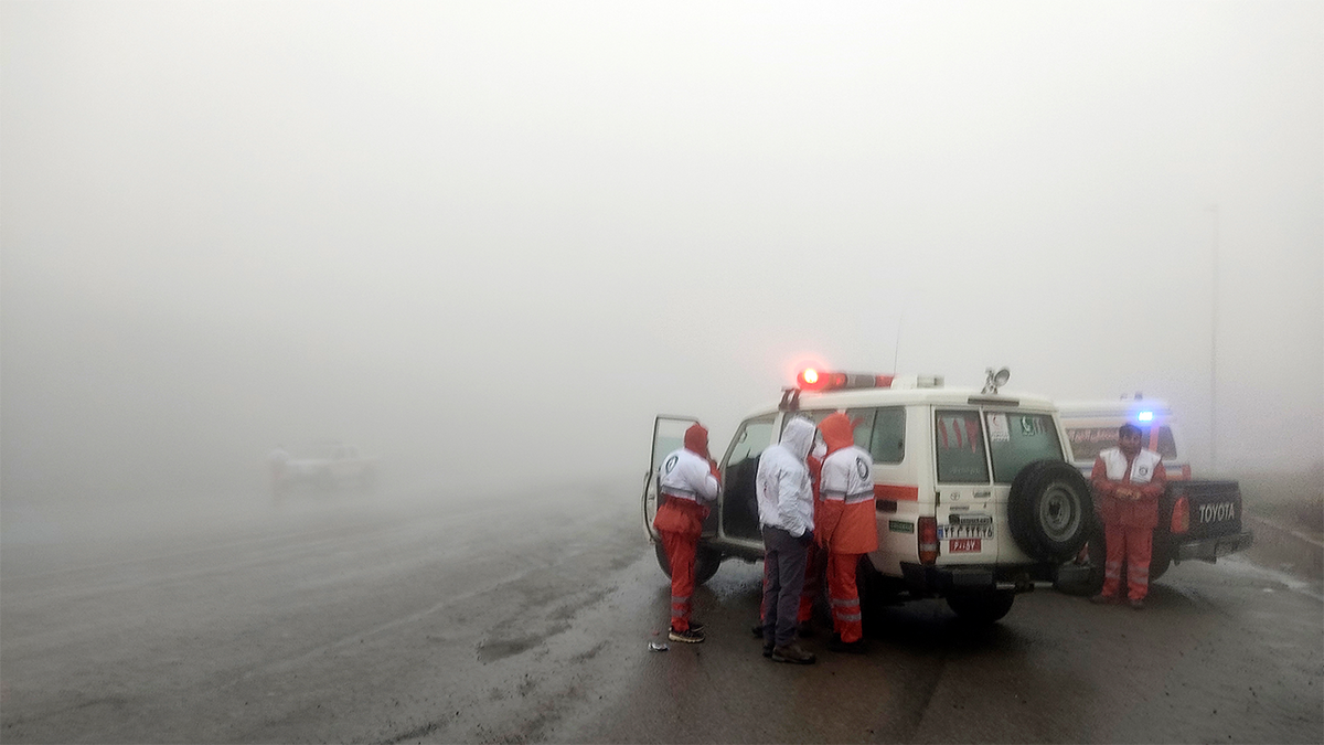 ایرانی صدر ابراہیم رئیسی کو لے جانے والے ہیلی کاپٹر کے جائے حادثہ کے قریب امدادی ٹیمیں نظر آ رہی ہیں۔