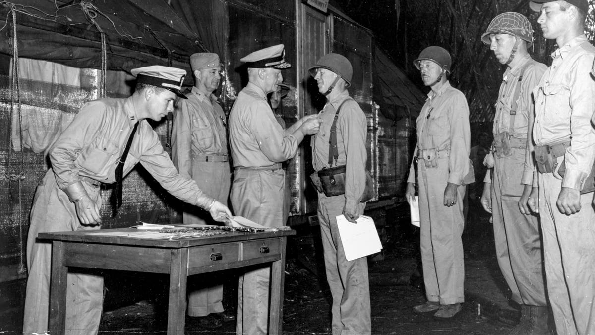 Amiral Nimitz madalyaları ödüllendiriyor