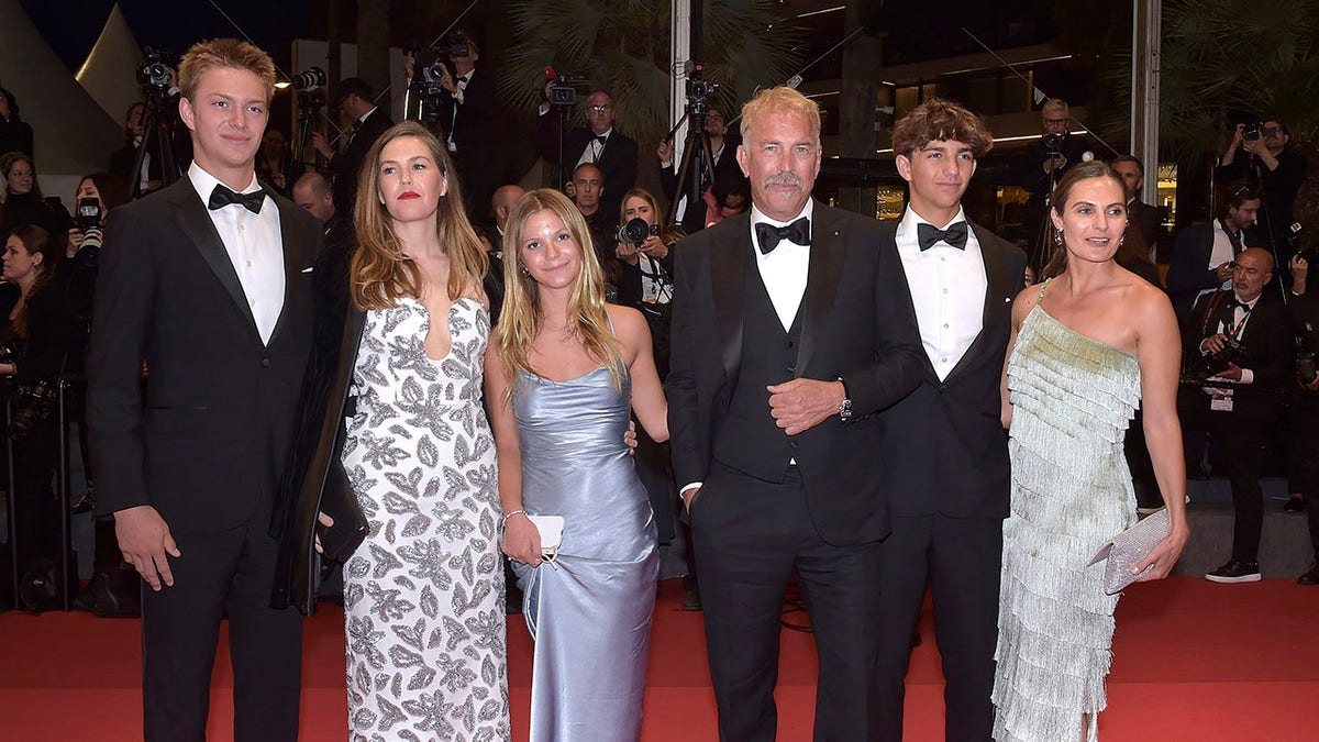 Kevin Costner com cinco de seus filhos no tapete vermelho