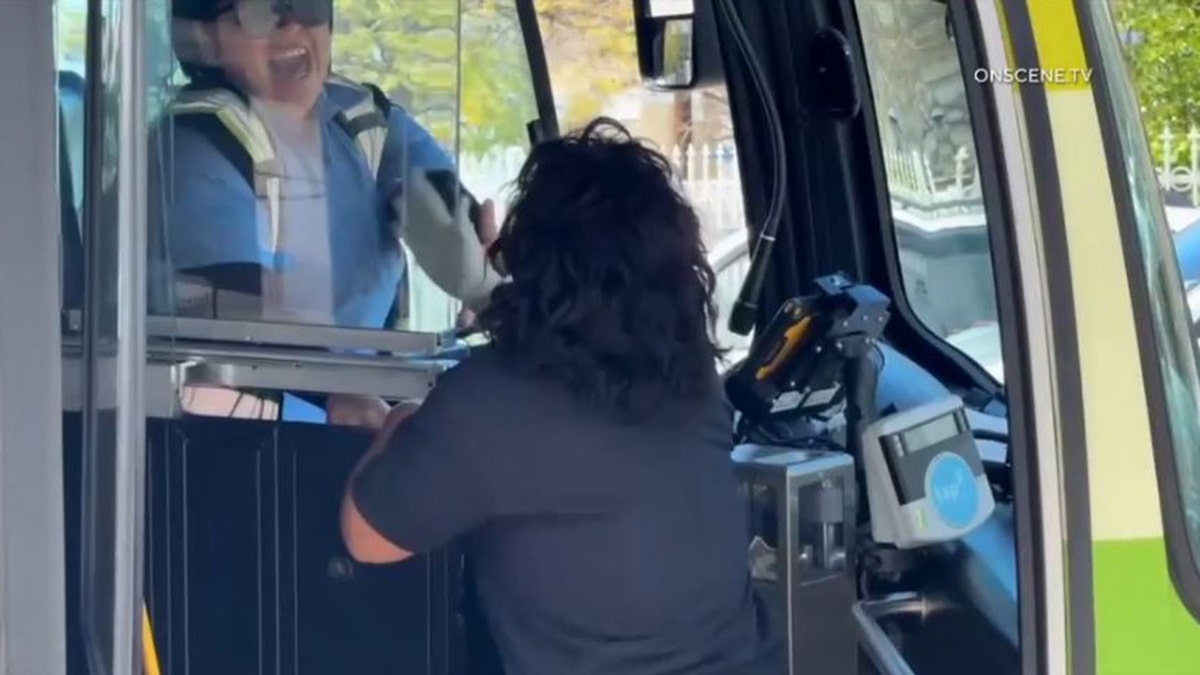 sospechoso discutiendo con el conductor del autobús