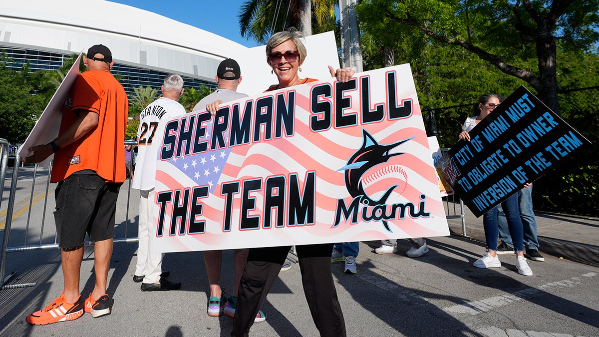 Marlins fans protest with sign