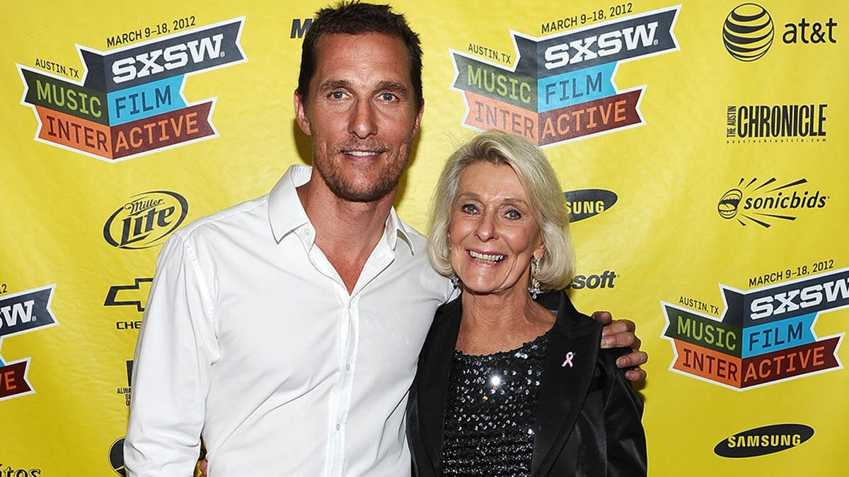 matthew mcconaughey con mamá kay