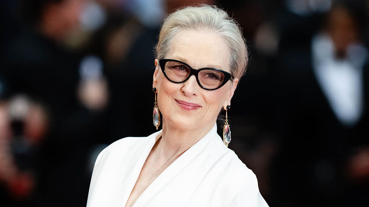 meryl streep mirando a un lado y sonriendo en cannes