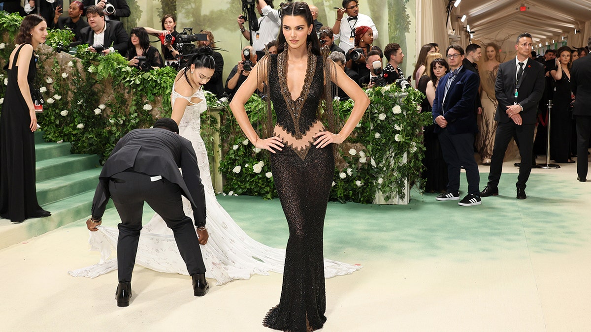 Kendall Jenner en la alfombra roja de la Gala del Met 2024 con un vestido negro transparente de Givenchy Haute Couture.