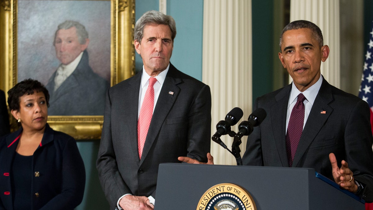 Тогдашний генеральный прокурор Лоретта Линч, госсекретарь Джон Керри и президент Барак Обама в феврале 2016 года.