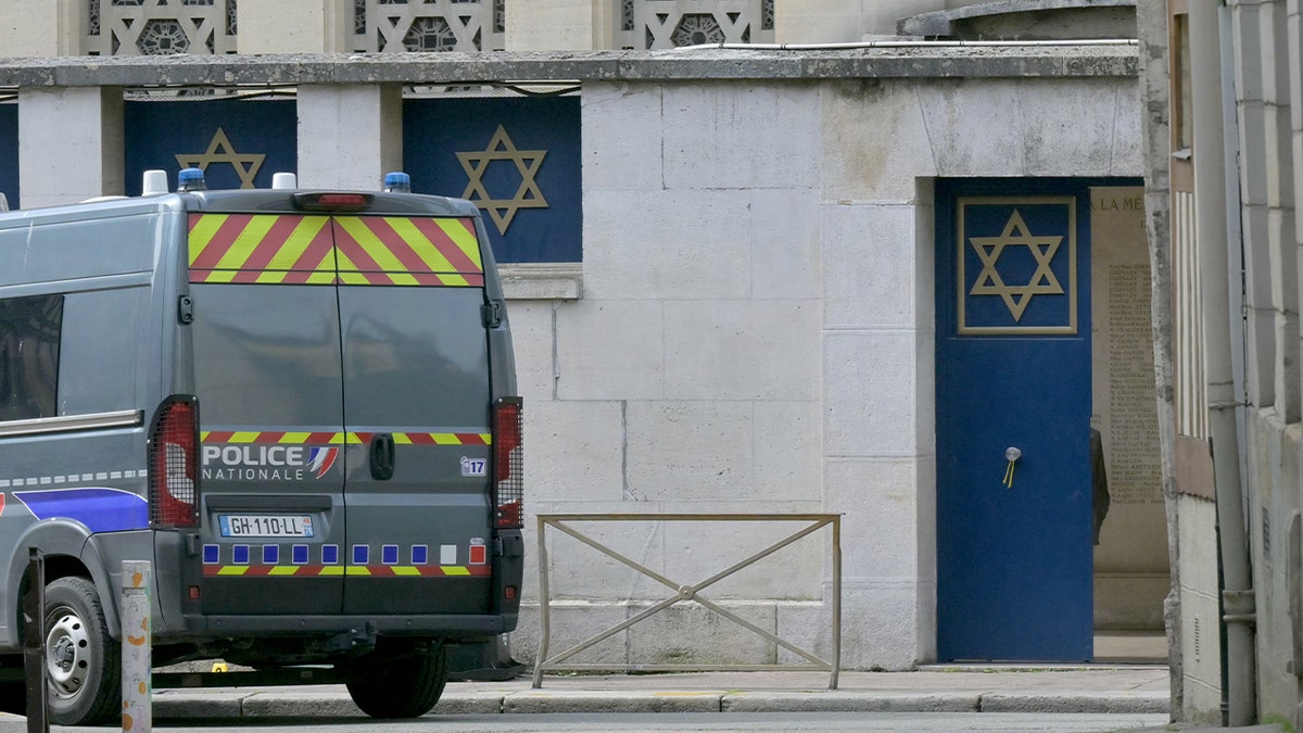 Vehículo policial ante una sinagoga francesa