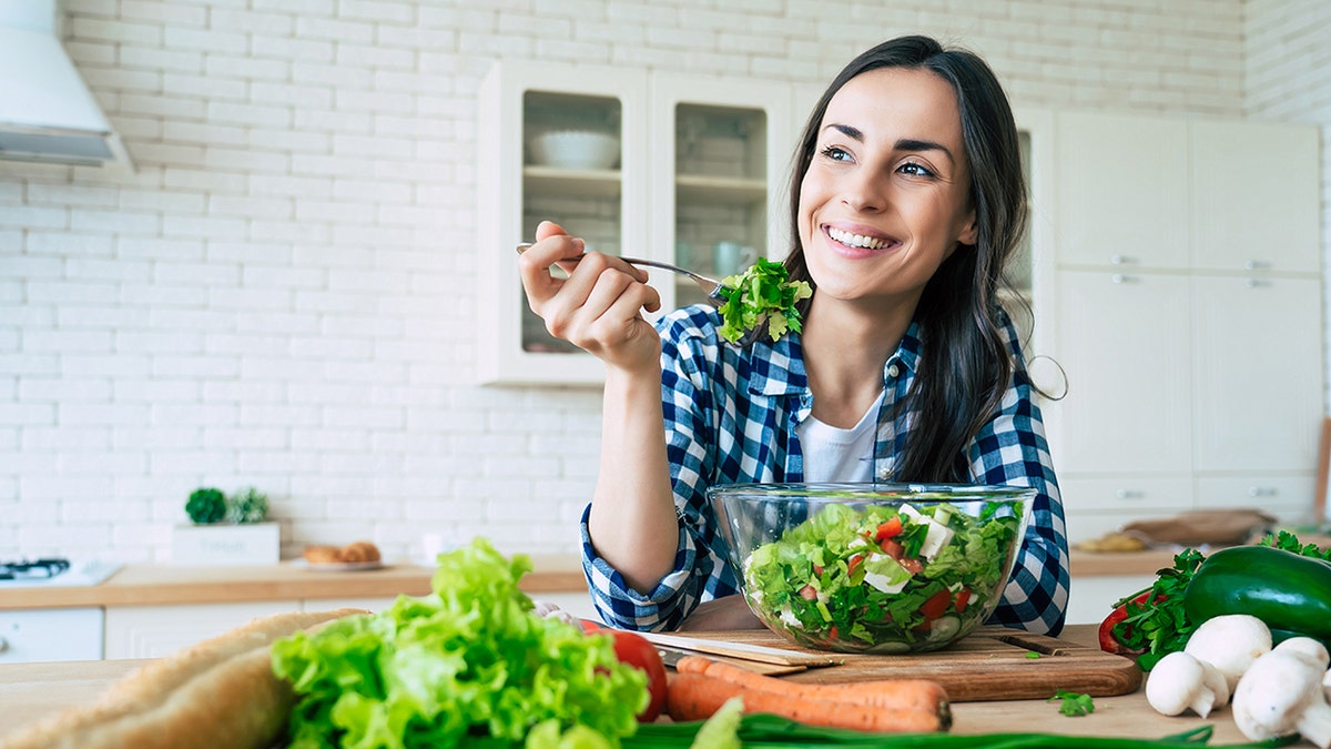 Mujer comiendo ensalada