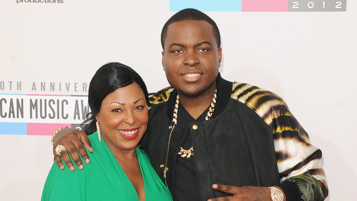 Rapper Sean Kingston walks red carpet with his mother, Janice Turner.