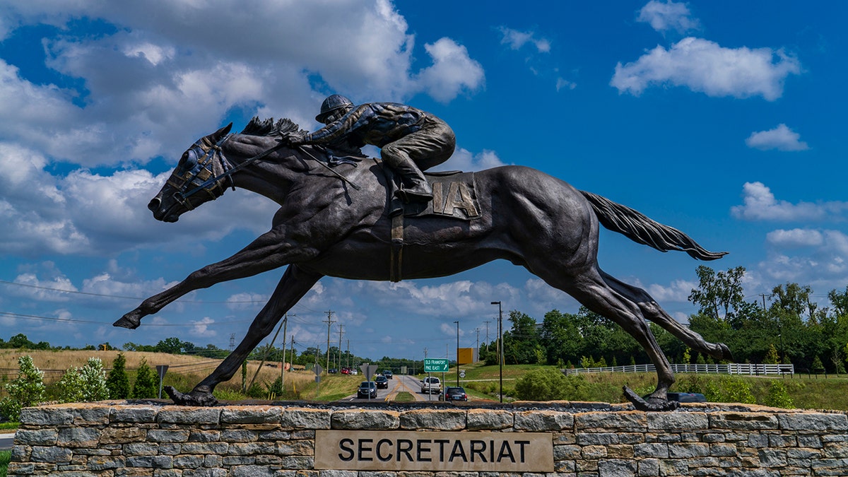 A statue of Secretariat