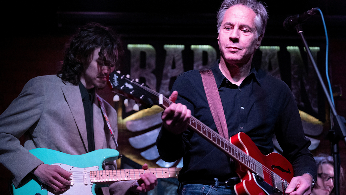 Blinken, guitar in hand, sings ‘Rockin’ in the Free World’ in Kyiv bar during Ukraine trip