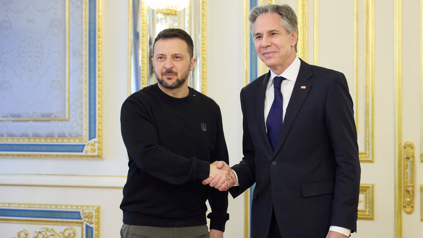 Blinken, guitar in hand, sings ‘Rockin’ in the Free World’ in Kyiv bar during Ukraine trip