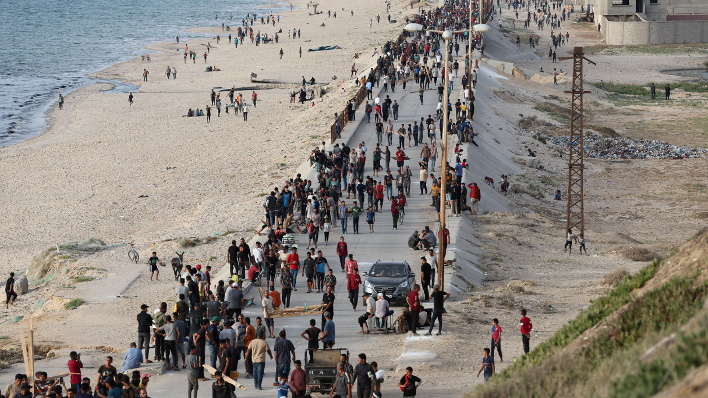 Aid Crisis in Gaza: Palestinians Desperate for Assistance Amidst Disorganized Distribution