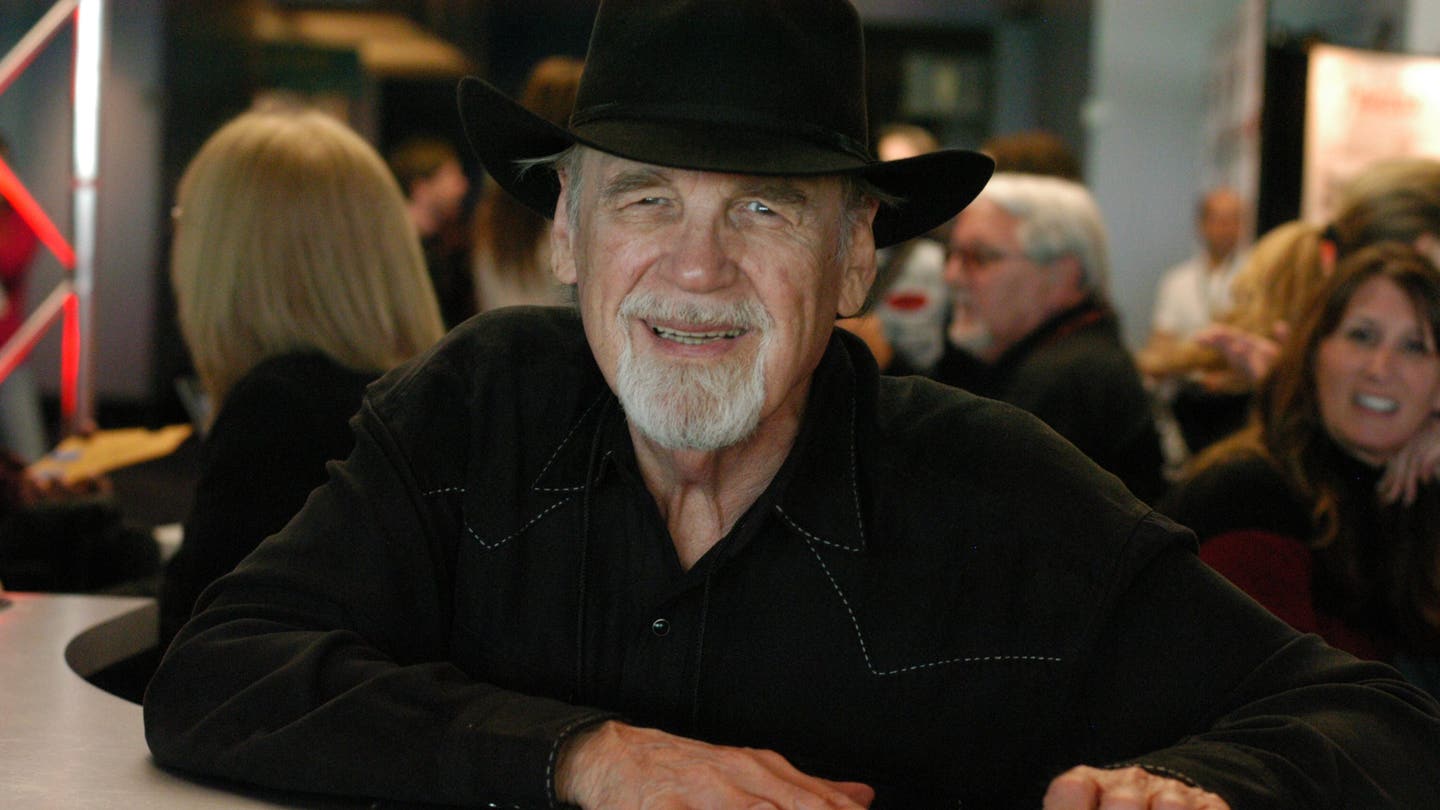 The Legacy of Duane Eddy: A Pioneering Guitarist Who Changed the Sound of Rock 'n' Roll