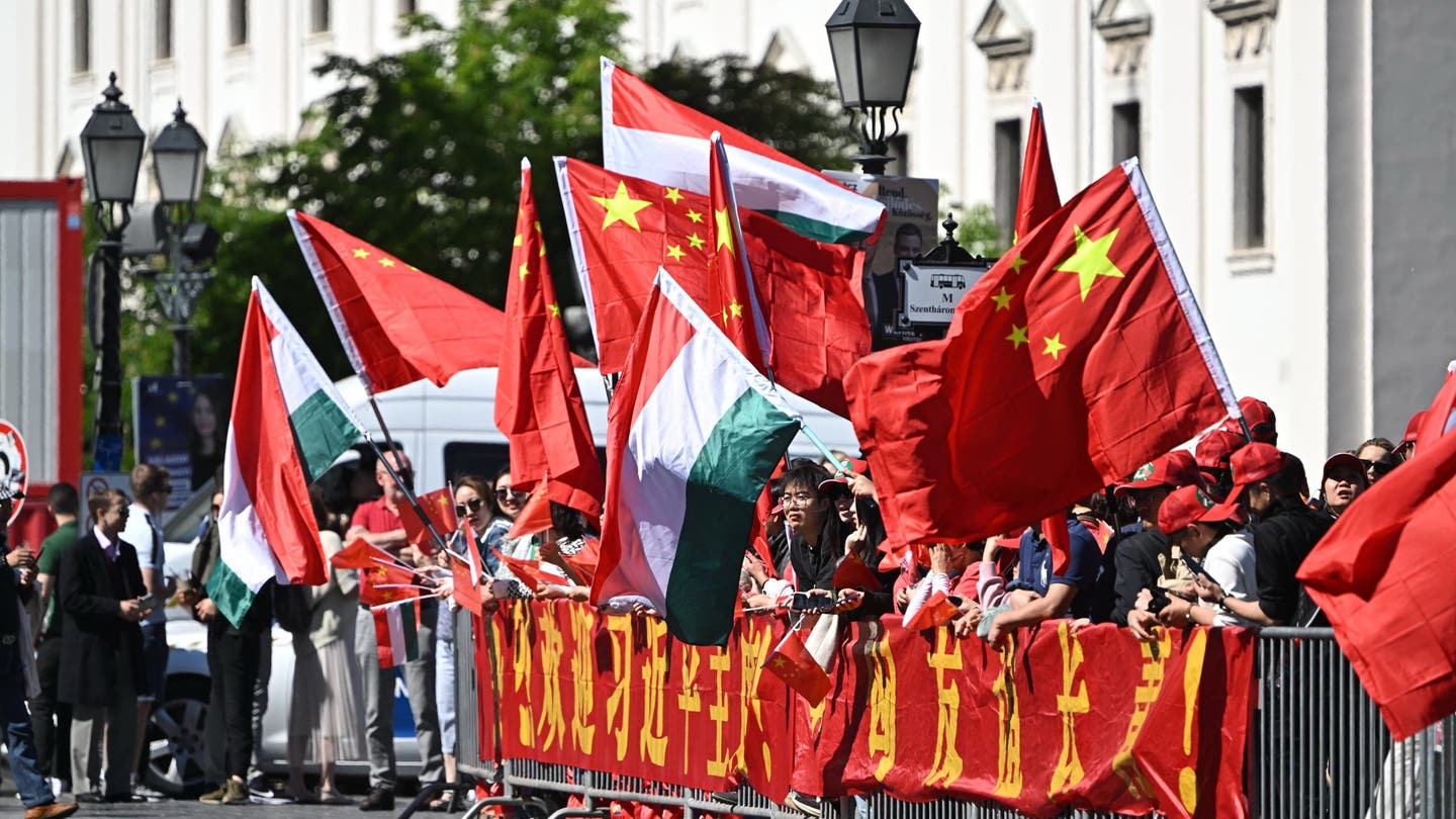 Cold War II: US-China Tensions Soar as Hungary Embraces Beijing's Peace Plan