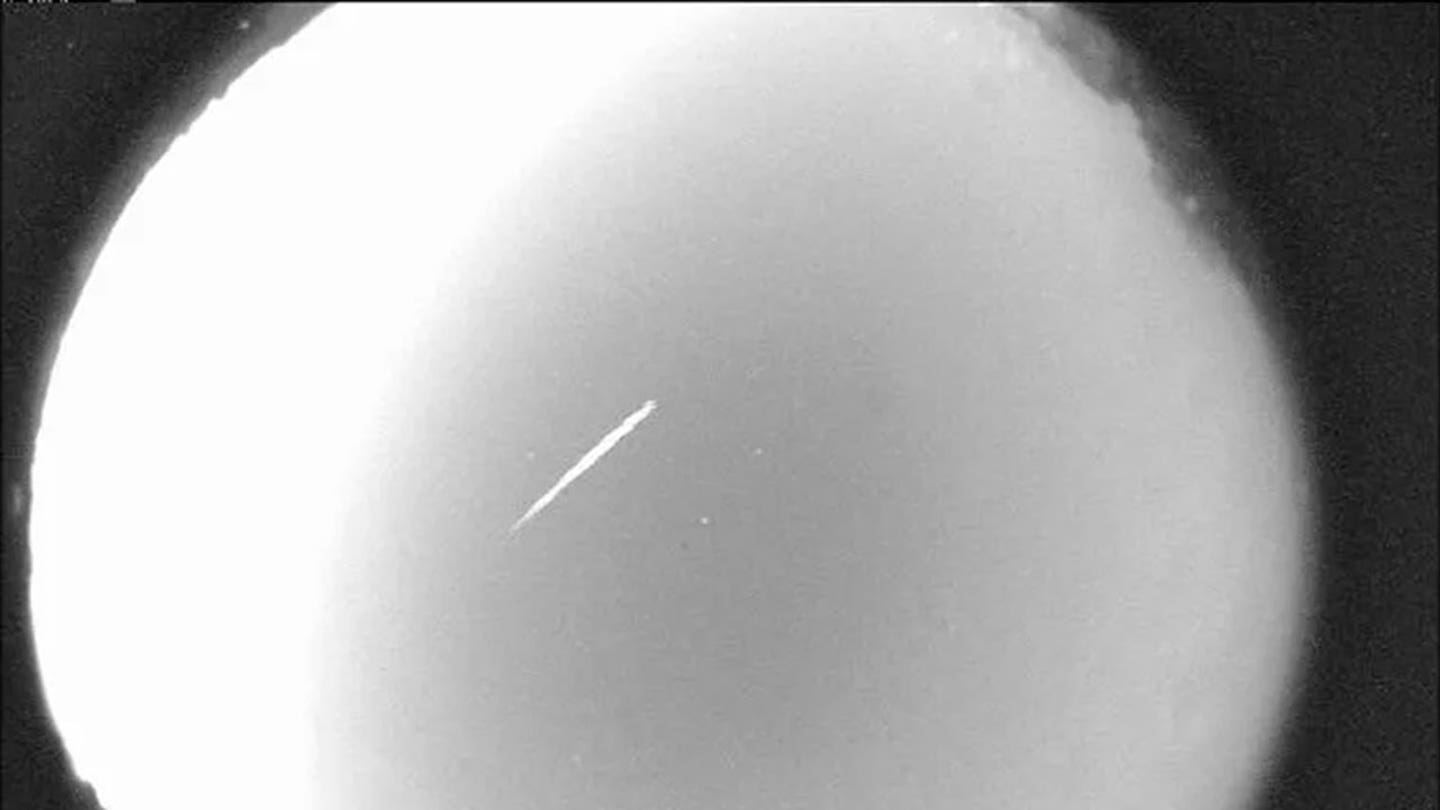 Colorado Night Sky Spectacular: Meteor Shower Soars Through Broomfield