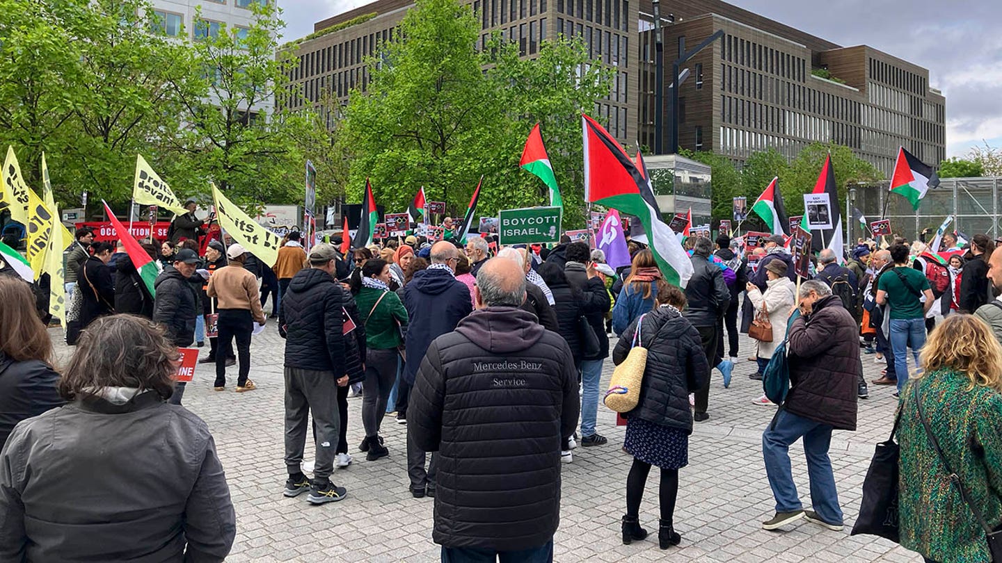 Protests Erupt in Paris Demanding Boycott of Israel in Olympics Amidst Russia Ban