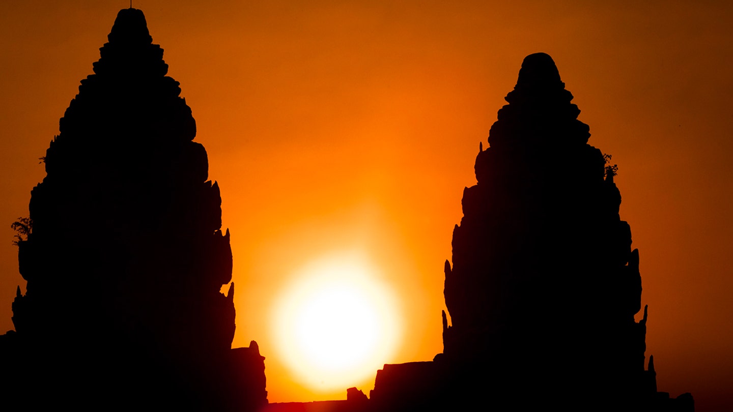 angkor wat temple sunset