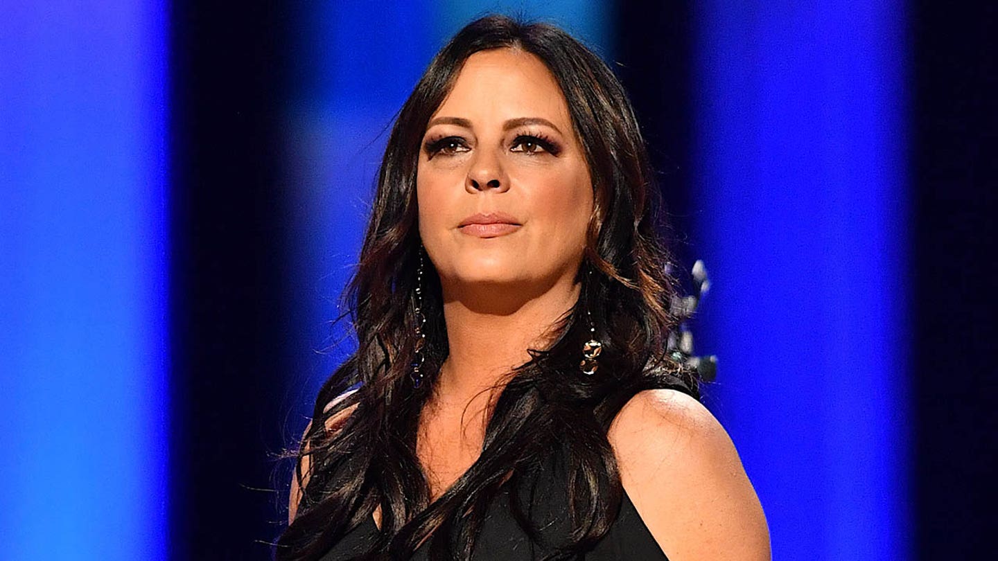 Country Star Sara Evans Opens Up About Struggles with Eating Disorder and Body Dysmorphia
