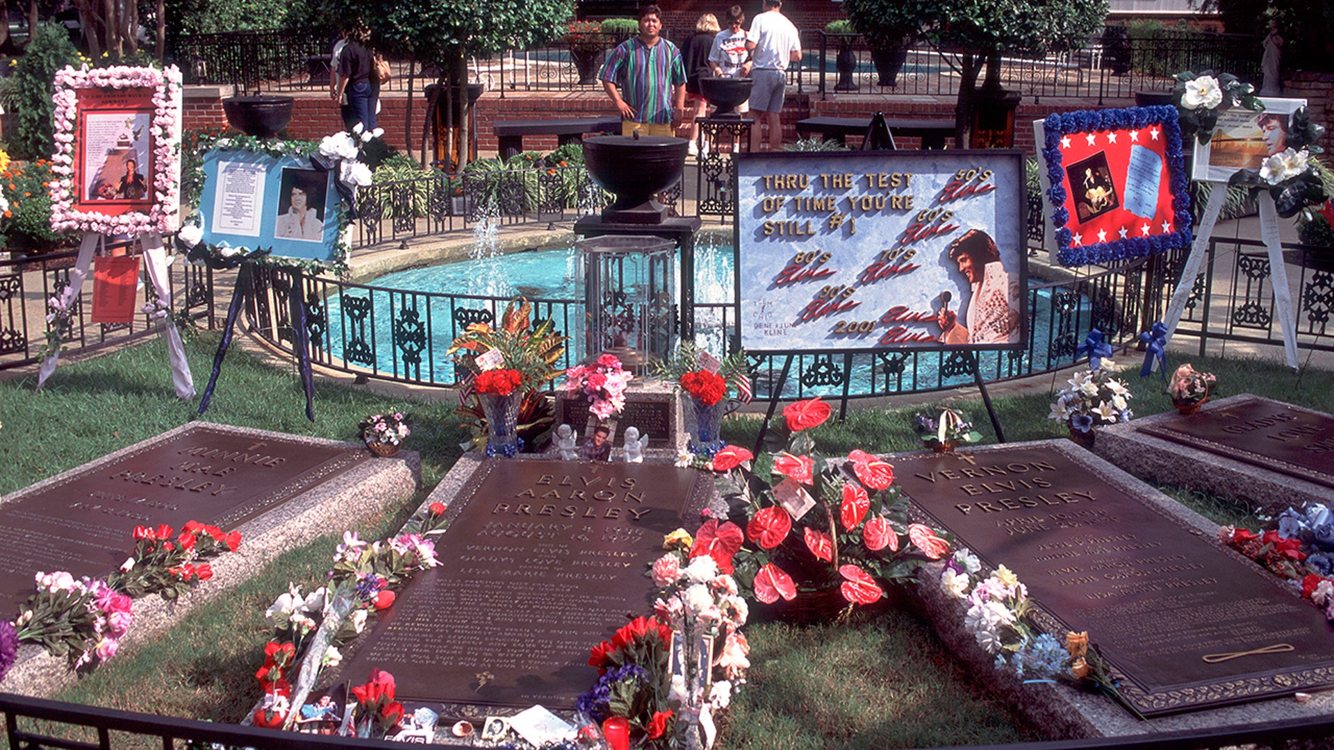 A photo of Elvis' grave at Graceland