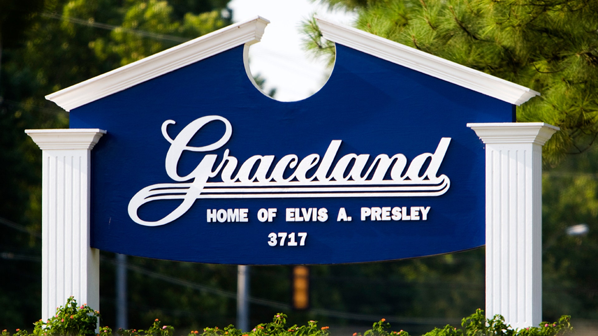 The sign leading to Graceland