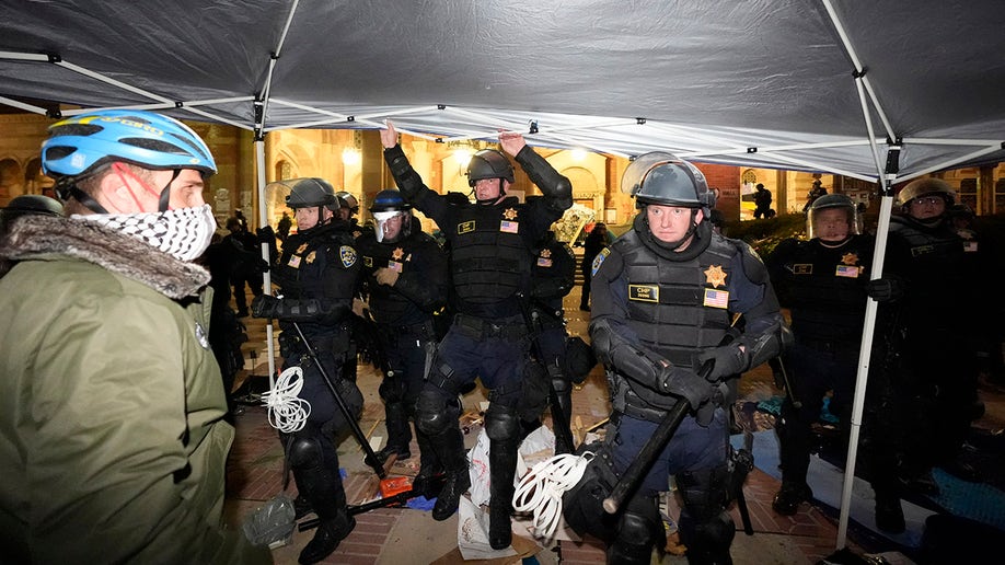 Policía en el campamento de UCLA