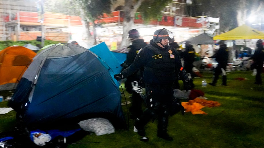 Agentes retiran un campamento antiisraelí en la UCLA