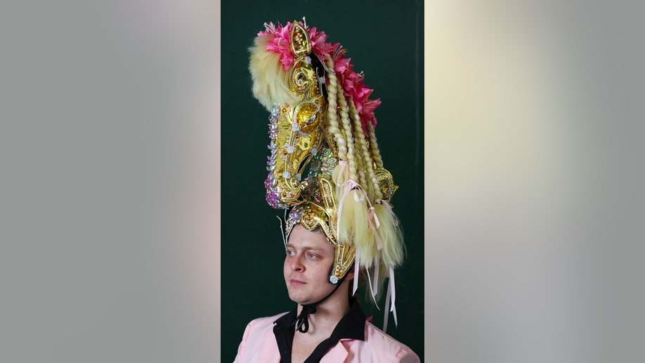 KY-derby-gold-horse-hat