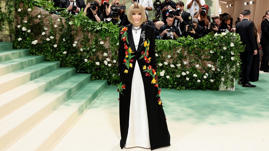 Vogue editor Anna Wintour arrives at the 2024 Met Gala.