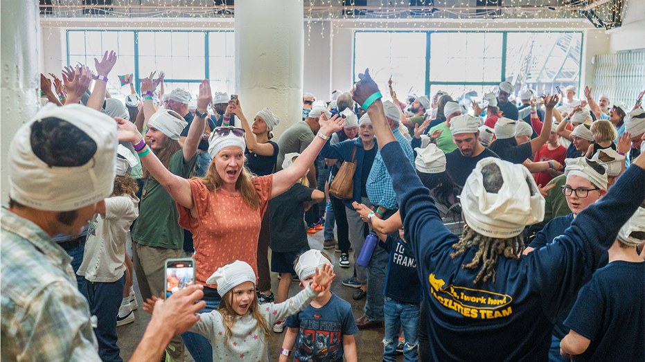 Missouri museum achieves world record for largest gathering of people with underwear on their heads thumbnail