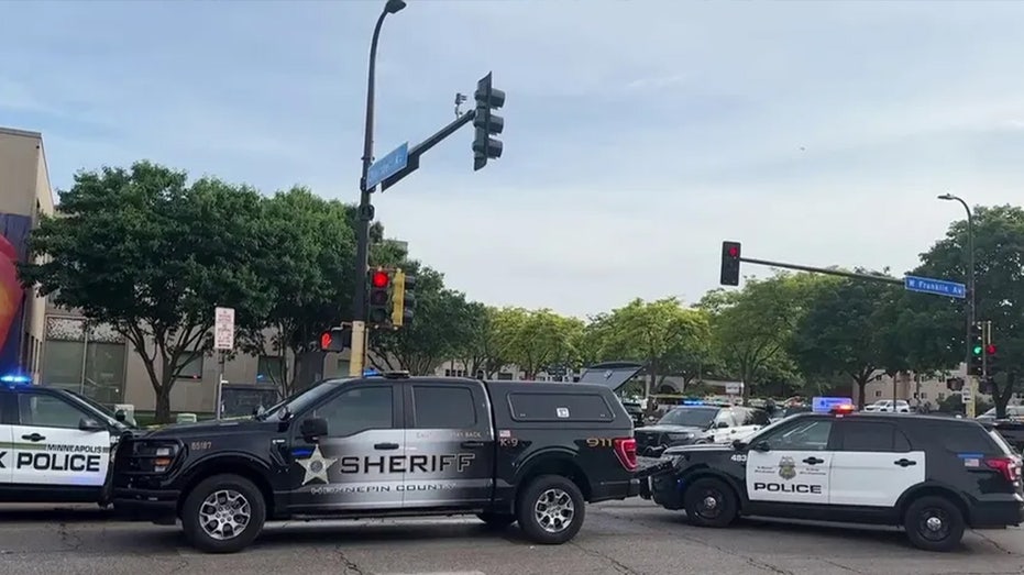 Minneapolis neighborhood shooting leaves at least 2 people dead, 2 police officers injured, authorities say