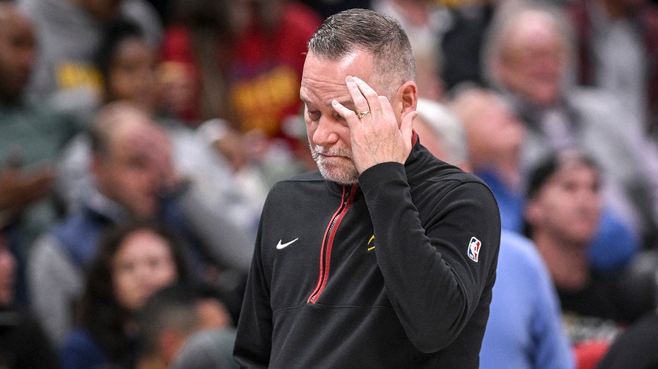 Nuggets’ Michael Malone screams in ref’s face, Jamal Murray tosses heat pack as Denver drops Game 2
